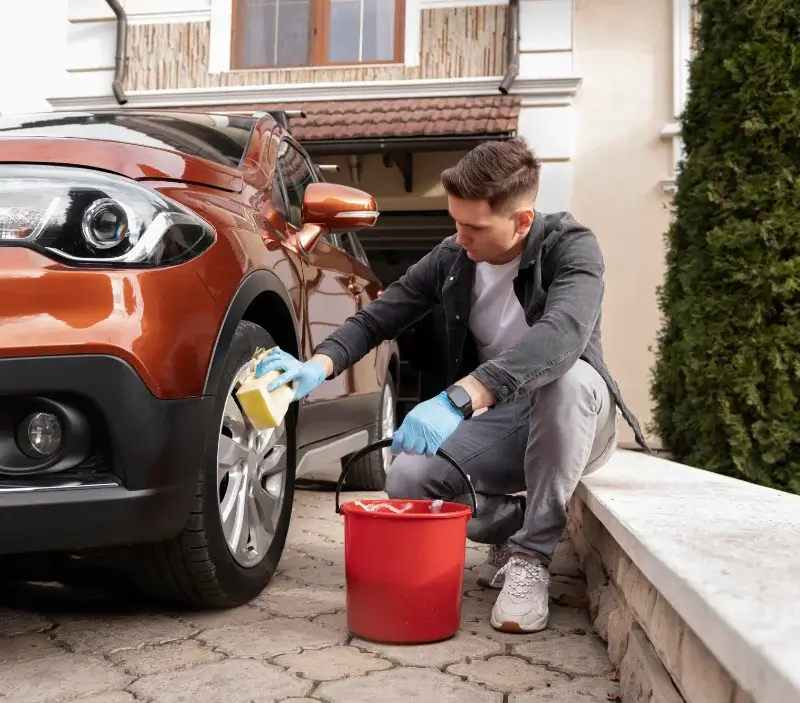 Lavage auto à domicile Vern-sur-Seiche : professionnel intervenant sur un véhicule